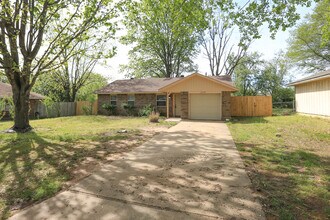 2304 W Spruce St in Rogers, AR - Building Photo - Building Photo
