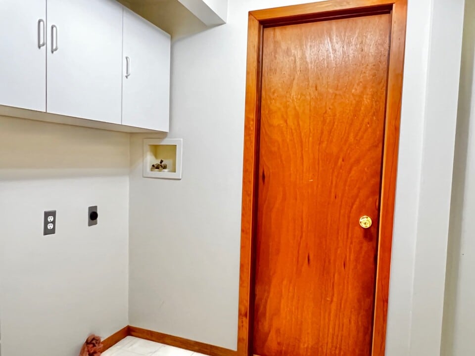 1047 Oak Dr in Altoona, WI - Building Photo