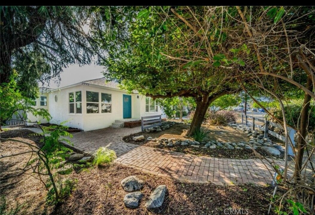 3995 McKenzie St in Riverside, CA - Building Photo