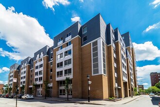 1121 Rue De Bullion in Montréal, QC - Building Photo - Building Photo