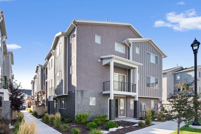 15073 Halter Wy in Bluffdale, UT - Building Photo - Building Photo