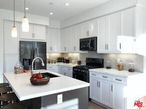 7105 Tampa Ave in Los Angeles, CA - Building Photo - Building Photo