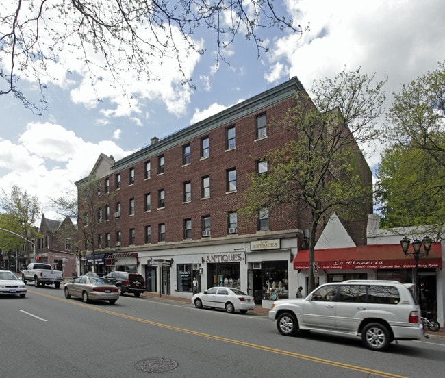 The Playhouse Condominiums in Great Neck, NY - Building Photo - Building Photo