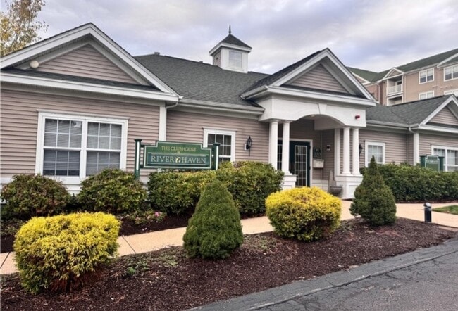 104 Mill St in Woonsocket, RI - Foto de edificio - Building Photo