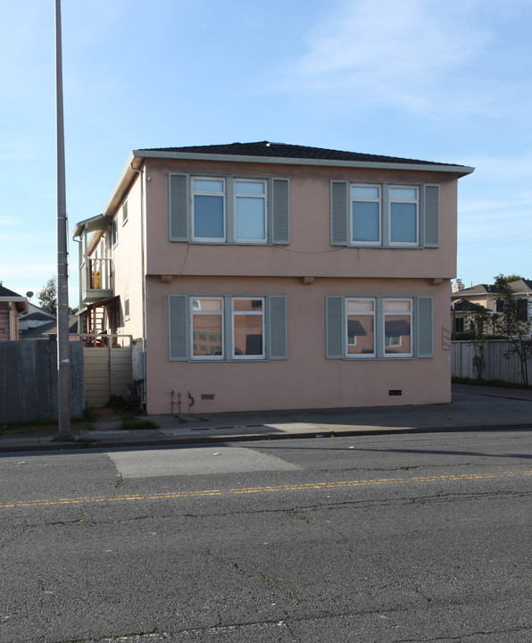 566 San Bruno Ave W in San Bruno, CA - Foto de edificio