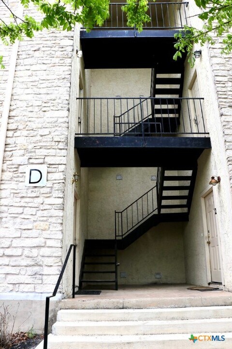 1013 Chestnut St in San Marcos, TX - Building Photo