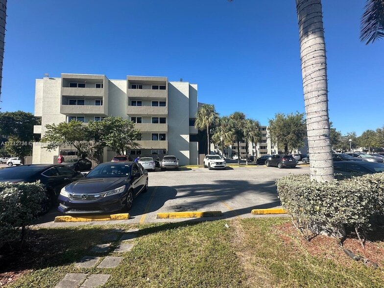 10000 NW 80th Ct, Unit 2103 in Miami Lakes, FL - Building Photo