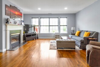 3302 Eaton Ct in Danbury, CT - Building Photo - Building Photo
