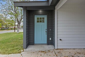 1100 Monte Vista Dr in Lockhart, TX - Building Photo - Building Photo