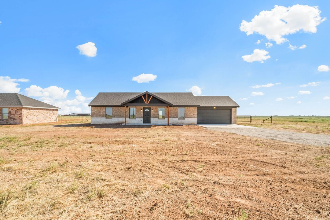 9316 East F M 597 in Idalou, TX - Building Photo