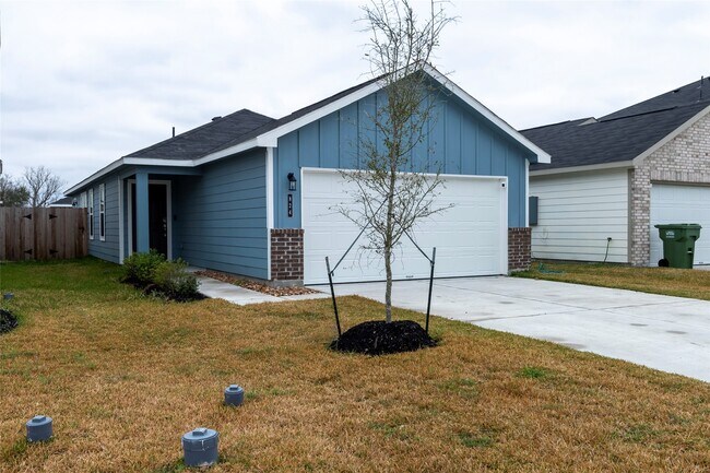 824 Stoney Pt Ln in Dayton, TX - Building Photo - Building Photo