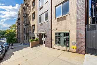 RiverBridge Court in New York, NY - Building Photo - Building Photo