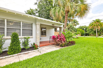 1002 Boston Ave in Fort Pierce, FL - Foto de edificio - Building Photo