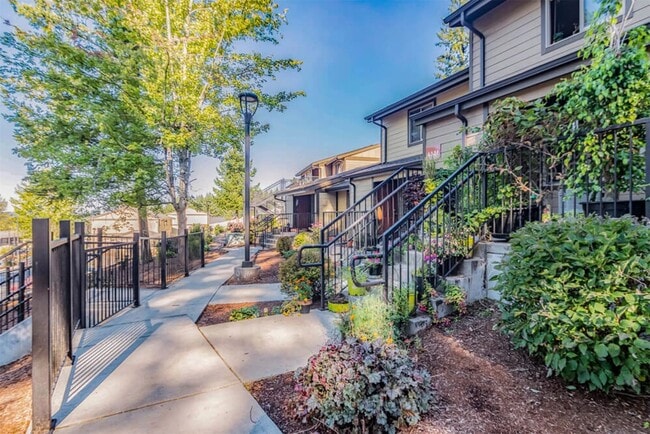 855 NE Hill Way in Estacada, OR - Foto de edificio - Building Photo