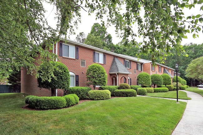 St. Andrews Apartments in Newport News, VA - Foto de edificio - Building Photo