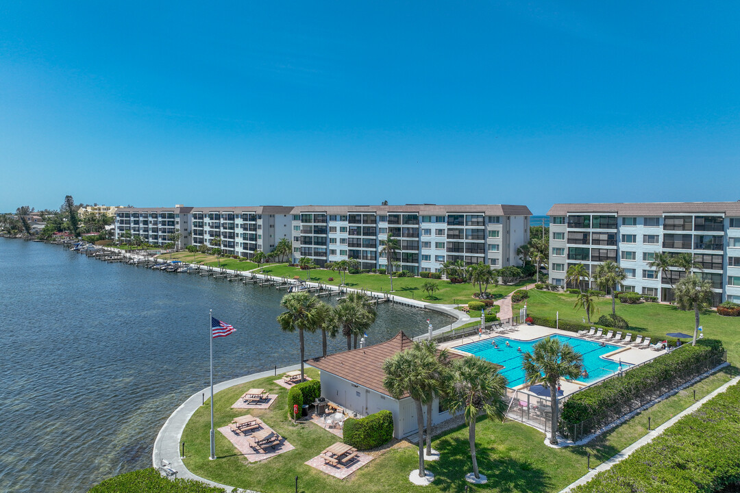 Sunrise Cove in Sarasota, FL - Foto de edificio