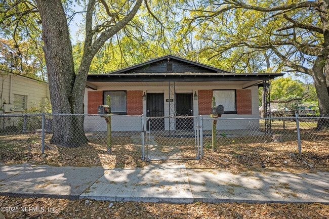 property at 4114 Moncrief Rd