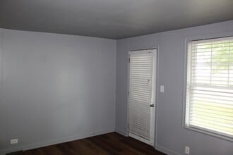 8059 Maple St in Swartz Creek, MI - Building Photo - Building Photo