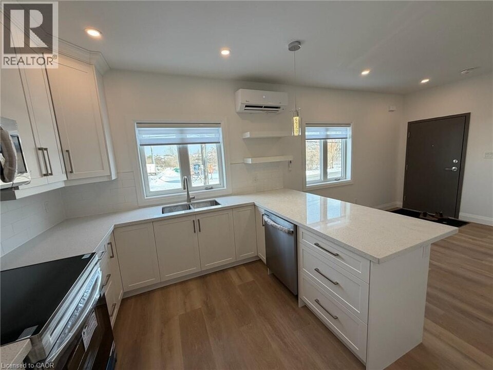 137 Whitley St in Cambridge, ON - Building Photo