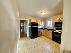 89 Hillsdale Rd, Unit 1 in Medford, MA - Building Photo