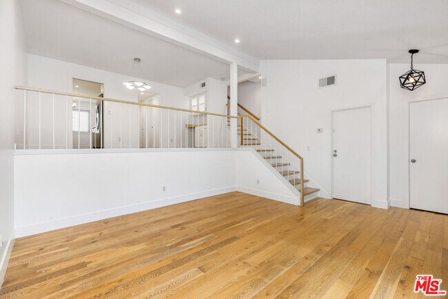 13107 Mindanao Wy in Marina Del Rey, CA - Building Photo - Building Photo