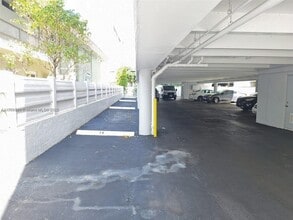 2011 Bay Dr in Miami Beach, FL - Foto de edificio - Building Photo