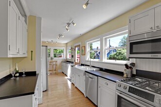 1351 SE Flavel St in Portland, OR - Building Photo - Building Photo