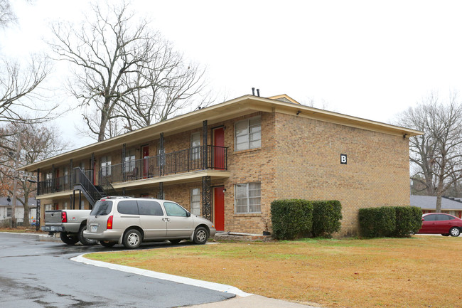 Royal Oaks Apartments in Little Rock, AR - Building Photo - Building Photo