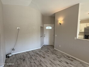 8136 N Carefree Wy in Tucson, AZ - Building Photo - Building Photo