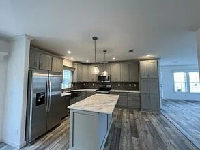 34873 Robins Song Rd in Zephyrhills, FL - Building Photo - Building Photo