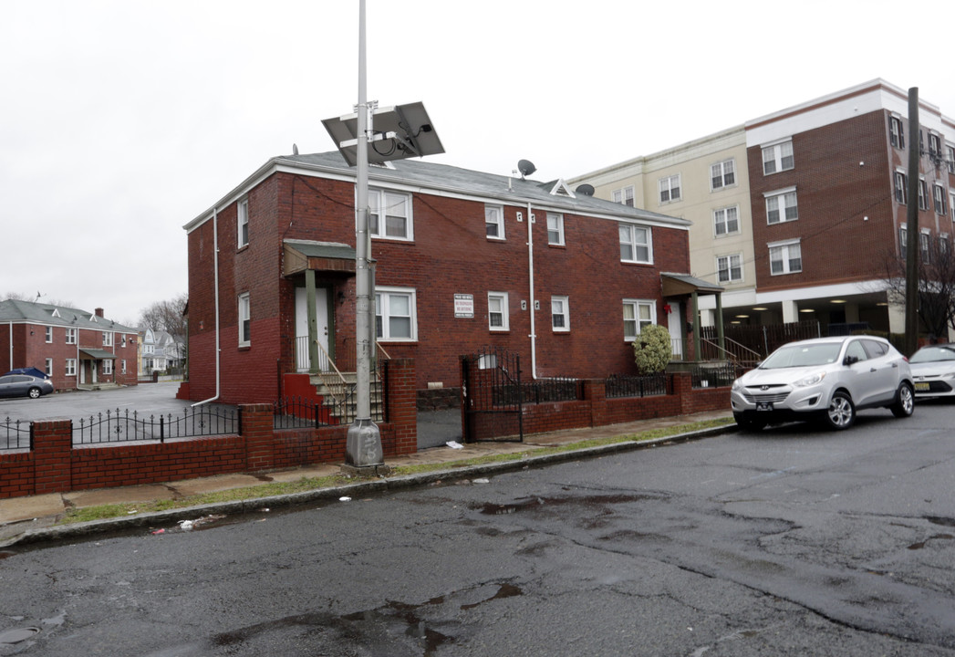 300 N Day St in Orange, NJ - Building Photo