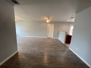 5815 Castle Lk in San Antonio, TX - Building Photo - Building Photo