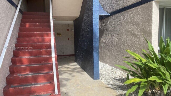 7075 NW 186th St in Hialeah, FL - Building Photo - Building Photo