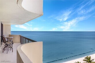 4001 Gulf Shore Blvd N in Naples, FL - Foto de edificio - Building Photo