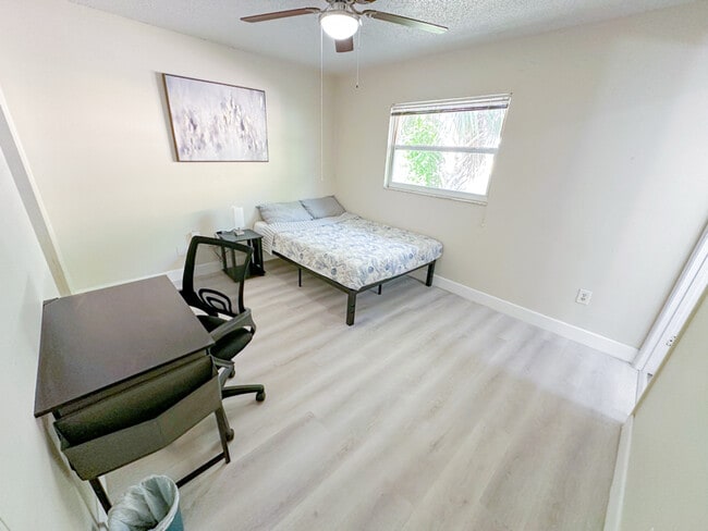 2370 Leon Ave-Unit -2 in Sarasota, FL - Foto de edificio - Building Photo