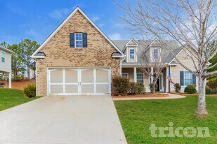 1012 Levista Dr in Locust Grove, GA - Building Photo