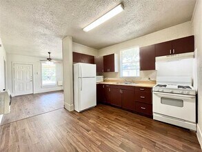 521 W Collins St in Denton, TX - Building Photo - Building Photo