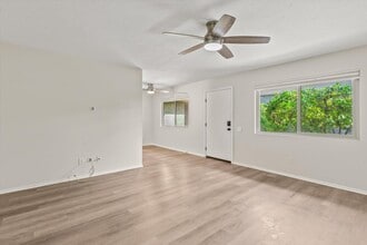 365 N Saturmino Dr in Palm Springs, CA - Building Photo - Building Photo