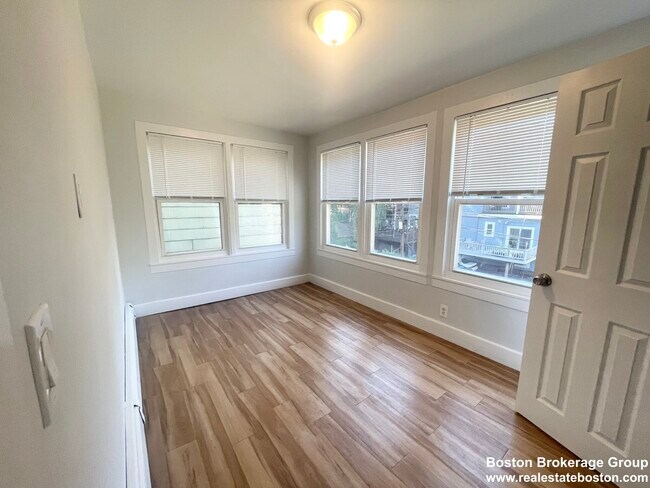 22 Howell St, Unit #2 in Boston, MA - Foto de edificio - Building Photo