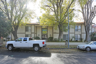 Park at Leadwell in Winnetka, CA - Foto de edificio - Building Photo