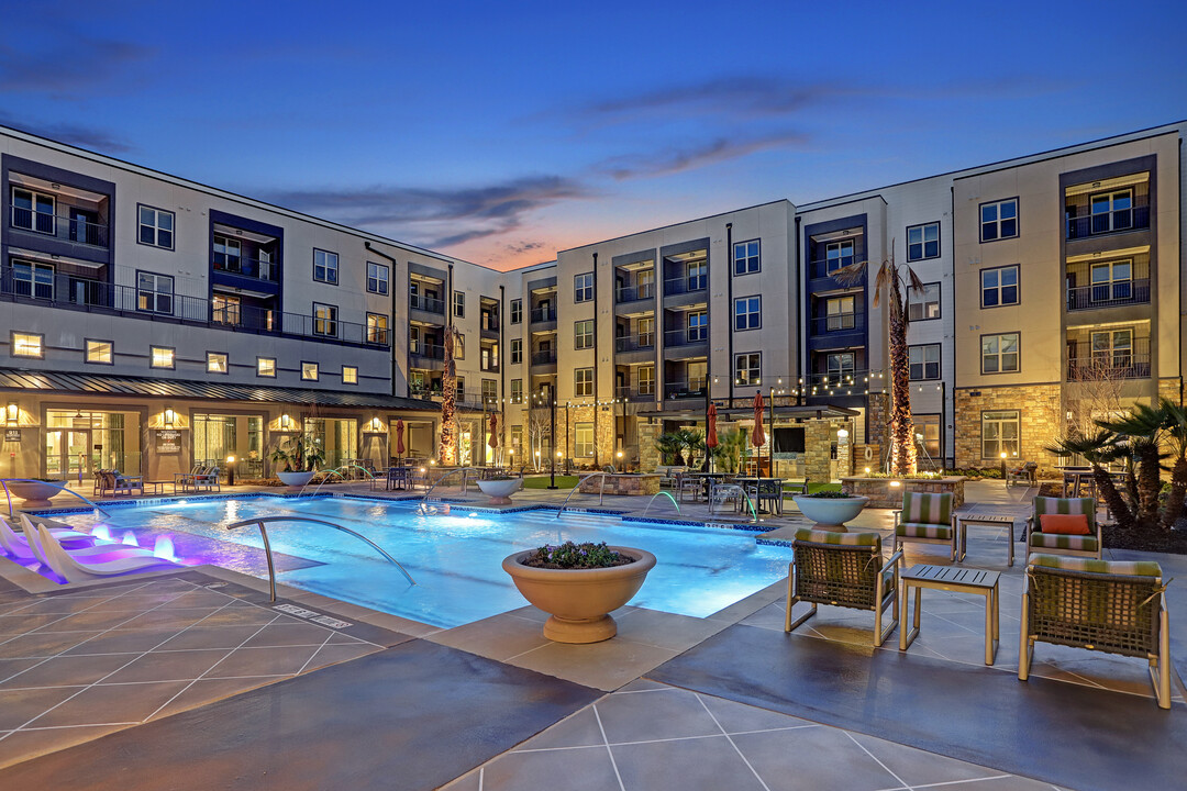 Larkspur at Shadow Creek in Pearland, TX - Building Photo