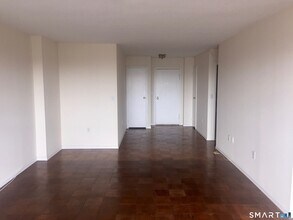 1 Strawberry Hill Ct in Stamford, CT - Building Photo - Building Photo