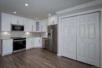 2 Victorian Ct in Holtsville, NY - Foto de edificio - Building Photo