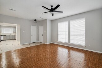 120 N Flaxseed Ln in Fort Worth, TX - Foto de edificio - Building Photo