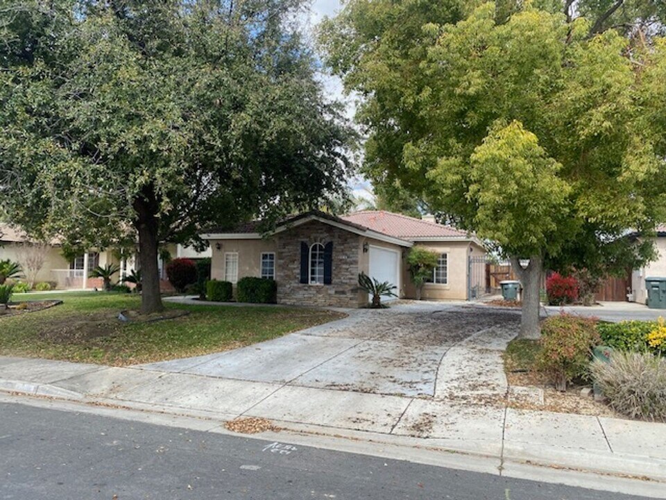 9818 Bossa Nova Ct in Bakersfield, CA - Building Photo