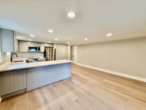 17 Halsey Pl in Valhalla, NY - Building Photo - Building Photo