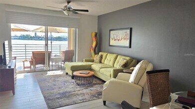 7984 Sailboat Key Blvd S in South Pasadena, FL - Foto de edificio - Building Photo