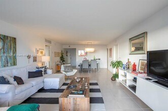 1627 Brickell Ave, Unit 2402 in Miami, FL - Building Photo - Building Photo