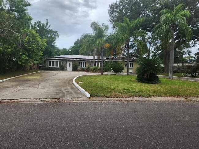 3515 Country Club Way S in St. Petersburg, FL - Building Photo - Building Photo