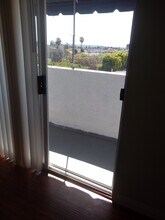 1427 Saltair S Ave, Unit 102 in Los Angeles, CA - Building Photo - Building Photo
